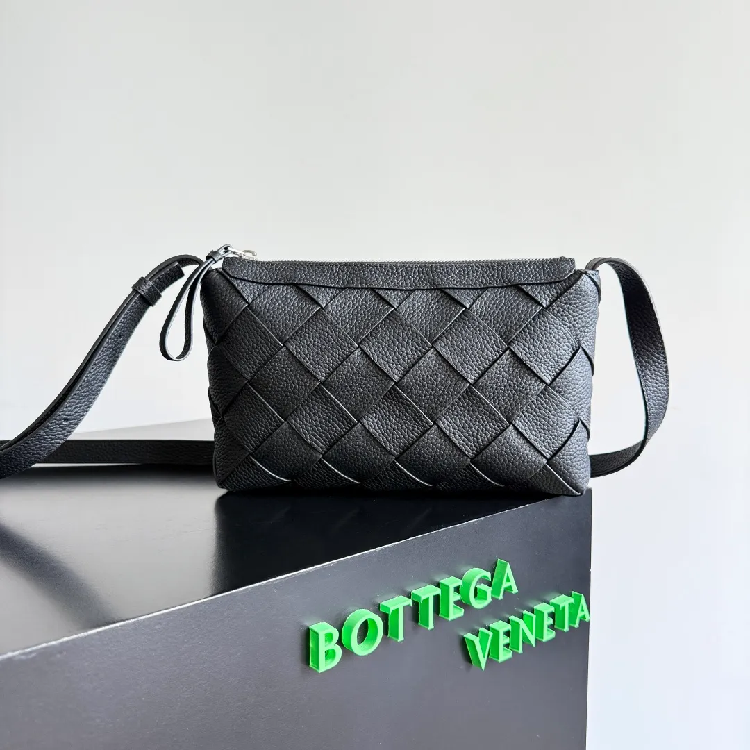 Batch 1720 BOTTEGA VENETA Bottega Veneta's 2025 new product Diago zipper backpack, a new summer bag [circle] This new men's crossbody bag is made of high-quality calfskin, with a natural texture as a whole. The gloss of the bag changes at any time with different lights. This seemingly simple bag is very attentive to details. , it must be carefully handmade to achieve this effect. The calfskin leather is delicate and soft, and it is particularly comfortable to carry close to the body. It also comes with a large zippered compartment and an open lining. When you go shopping and travel, having such a light and soft small bag can free your hands, reduce the burden of travel, and make you happier. Style number: 837112 Size: 25*15*5cm